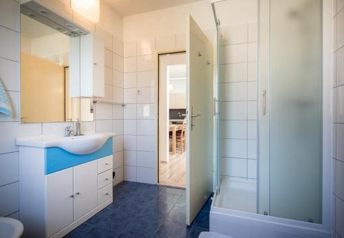Apartment Draga with Sea View, Terrace & Parking