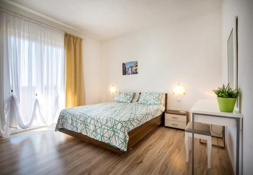 Apartment Draga with Sea View, Terrace & Parking
