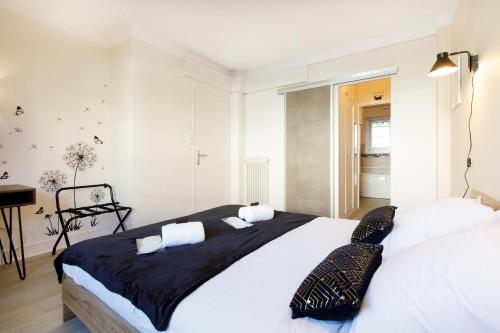 une chambre avec un grand lit et un piano dans l'établissement Home A YourHostHelper, à Cannes