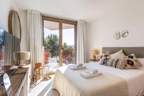 een slaapkamer met een bed en een groot raam bij Cofisa Coral in Jávea
