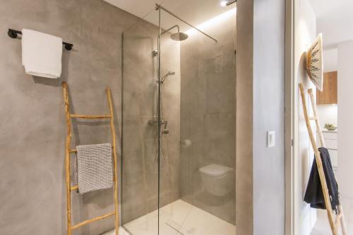 een douche met een glazen deur in een badkamer bij Cofisa Coral in Jávea