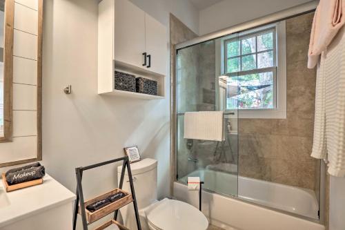 ein Badezimmer mit Toilette und Dusche in der Unterkunft Historic 1900 Cottage in Downtown St Augustine! in St. Augustine