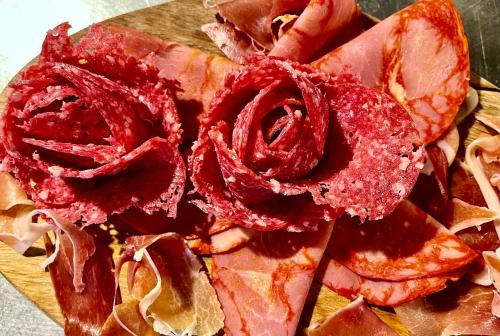 una pizza con carne e salsa su un tagliere di Monte dos Poços ad Aljustrel