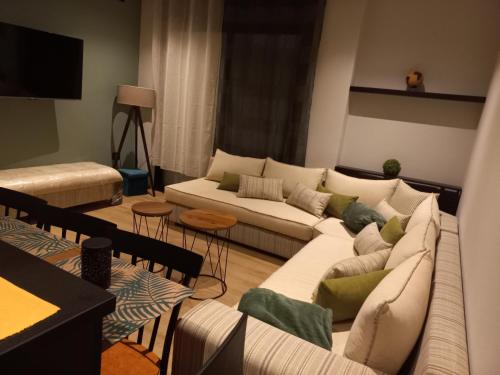 Un lugar para sentarse en Captivating 2-Bed Apartment in Tunis