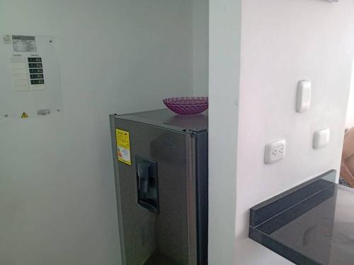 a microwave oven with a bowl on top of it at Hermoso apartamento Ricaurte in Ricaurte