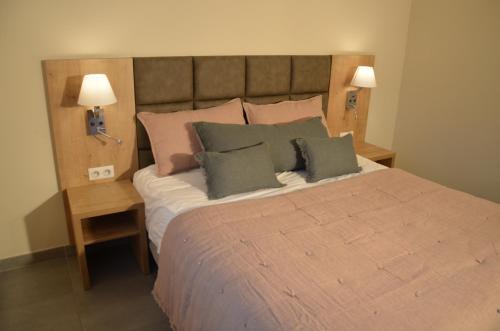 a bedroom with a large bed with several pillows at Résidence Giovanello in Porto Pollo