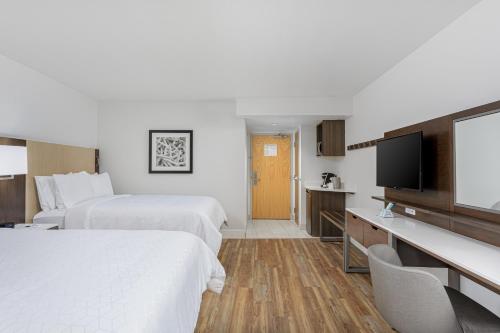 Кровать или кровати в номере Holiday Inn Express Pensacola Beach by IHG