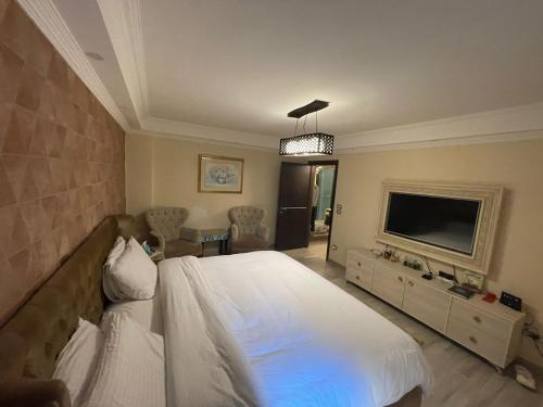 En eller flere senge i et værelse på Shehab Royal Apart-Hotel 4