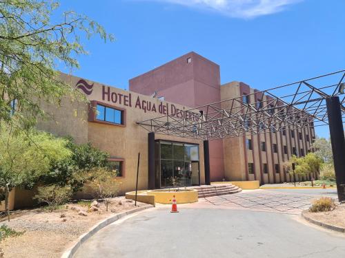 un edificio con un cartel en la parte delantera en Hotel Agua del Desierto, en Calama