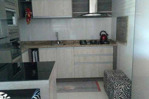 Dapur atau dapur kecil di Apartamento aconchegante em Bento Gonçalves, próximo ao vale dos vinhedos