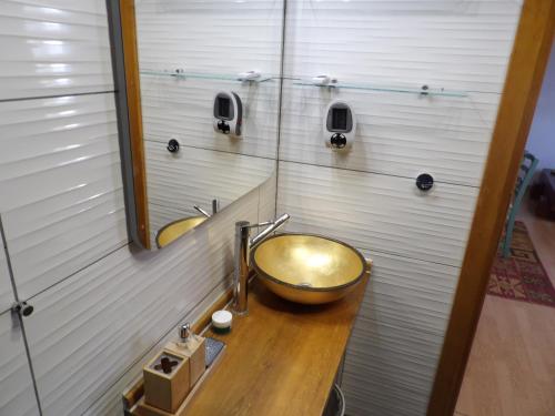 ein Badezimmer mit einem Spülbecken auf einer Holztheke in der Unterkunft Apartman Matea 4 in Gospić