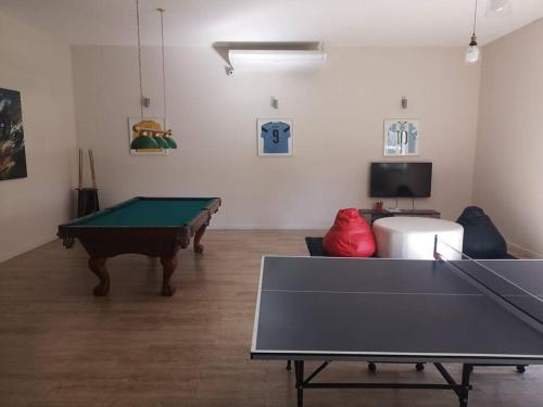 a living room with a ping pong table in it at Edif. Place Lafayett Piso 19, 3 dormitorios y excelentes amenities in Punta del Este
