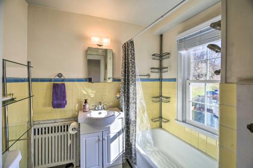 Et badeværelse på Homeplace with Yard - 10 Mi to Jenny Wiley!