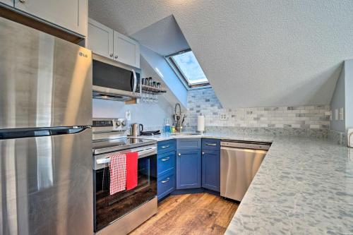 Η κουζίνα ή μικρή κουζίνα στο Renovated Dover Condo - Steps to Ski Shuttle!