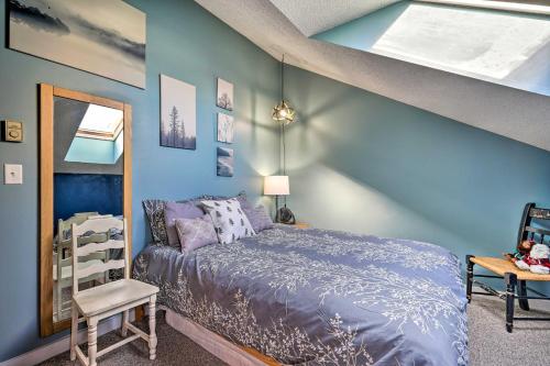 ein Schlafzimmer mit einem Bett und einer blauen Wand in der Unterkunft Renovated Dover Condo - Steps to Ski Shuttle! in Dover