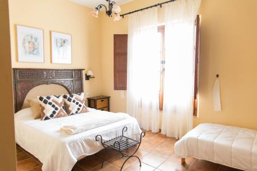 a bedroom with a bed and a window at Casa Rural Aire in Fuente de Piedra