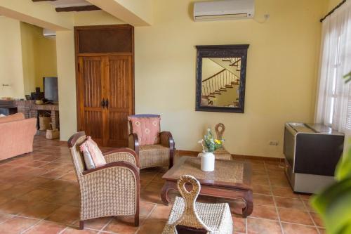 a living room with chairs and a tv at Casa Rural Aire in Fuente de Piedra