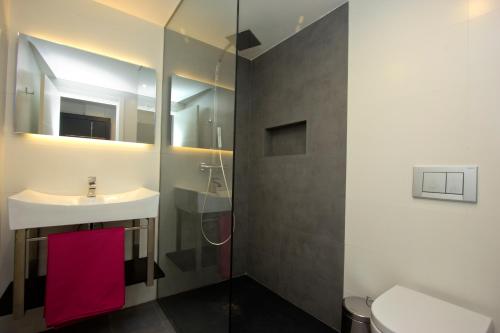 A bathroom at InmoSantos Apartaments Nuria