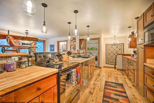 Una cocina o cocineta en Pet-Friendly Clarendon Home with River Access!