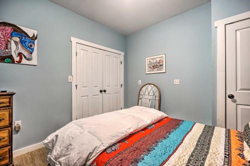 Una cama o camas en una habitación de Pet-Friendly Clarendon Home with River Access!