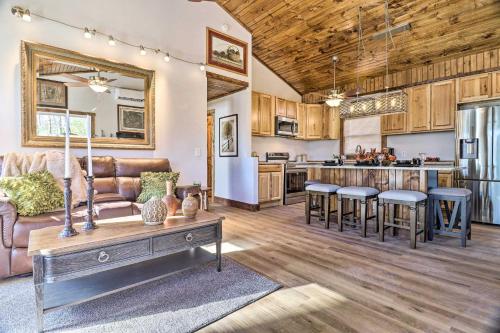 Treetop Sanctuary with Long-Range Mountain View – Photos 3