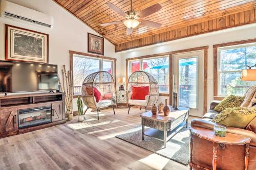 Treetop Sanctuary with Long-Range Mountain View – Photos 4