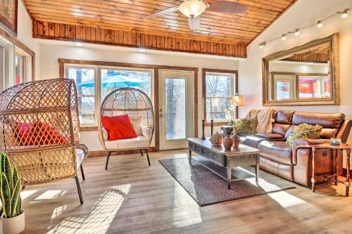 Treetop Sanctuary with Long-Range Mountain View – Photos 5