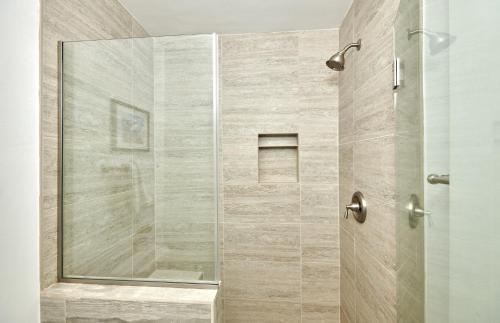 Ένα μπάνιο στο St Anton Courtyard View 1-Bedroom Condos with Dry Sauna