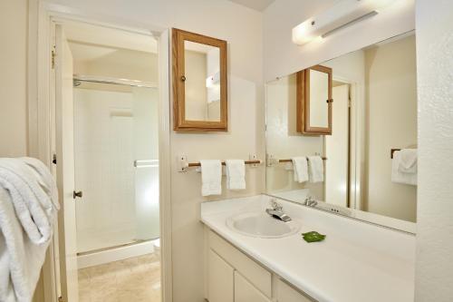 Koupelna v ubytování St Anton Courtyard View 2-Bedroom Condo with full kitchen