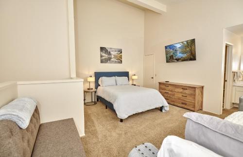 Postel nebo postele na pokoji v ubytování St Anton Courtyard View 2-Bedroom Condo with full kitchen