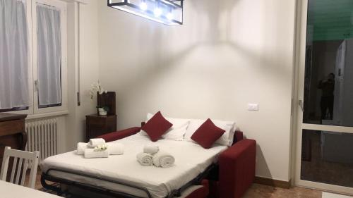 une chambre avec un lit avec des serviettes dessus dans l'établissement CITY CENTER - LUIGI&CAROLINA APARTMENTS - by Host4U, à Pavia
