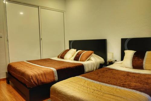 a hotel room with two beds in a room at Vale dos Encantos in Furnas