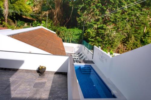 a swimming pool on the roof of a house at Vale dos Encantos in Furnas