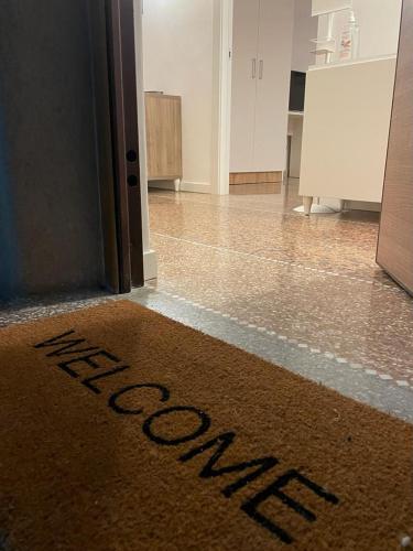 a welcome mat on the floor of a room at SETTIMO SOLE Affitta Camere in Taranto