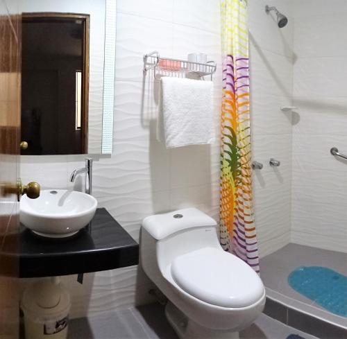 uma casa de banho com um WC, um lavatório e um chuveiro em Hospedaje Dimar Inn em Lima