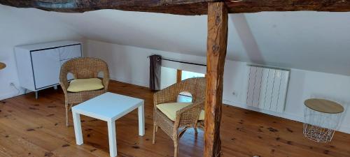 une salle à manger avec deux chaises et une table dans l'établissement La Bruyère - chez Martine, à Appy