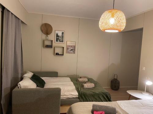 1 Schlafzimmer mit 2 Betten und einem Kronleuchter in der Unterkunft Viihtyisää ja helppoa majoitusta 16 in Alavieska