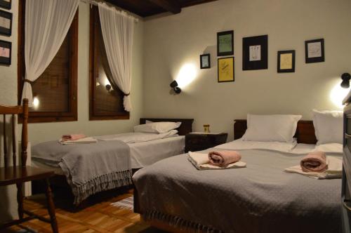 een kamer met 2 bedden en handdoeken erop bij Yakusha - Якуша, къща за гости in Shiroka Lŭka