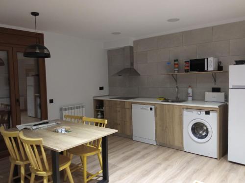Kuchyň nebo kuchyňský kout v ubytování Apartamentos nuevos con encanto Fio de Neu
