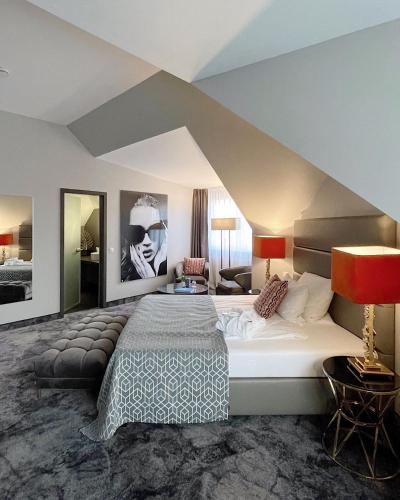 a bedroom with a large bed in a room at Hotel du Nord, Hamburg-Volksdorf in Hamburg