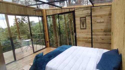 เตียงในห้องที่ Latibule Glamping