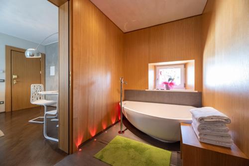Ett badrum på Hotel Suite Inn