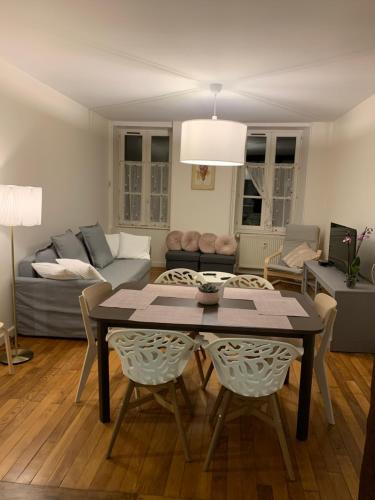 un salon avec une table et un canapé dans l'établissement Grand appartement tout confort en plein coeur d'Arbois, à Arbois