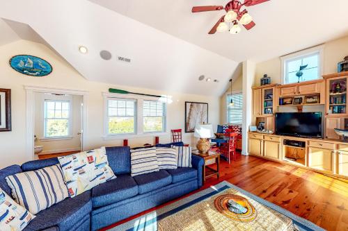 a living room with a blue couch and a tv at Allure #15-S in Salvo