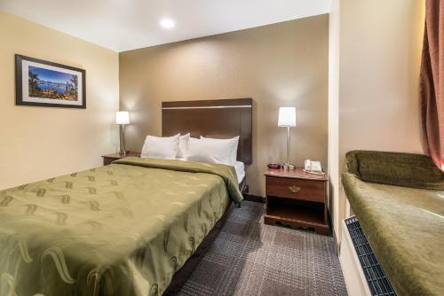Postel nebo postele na pokoji v ubytování Quality Inn & Suites near NAS Fallon