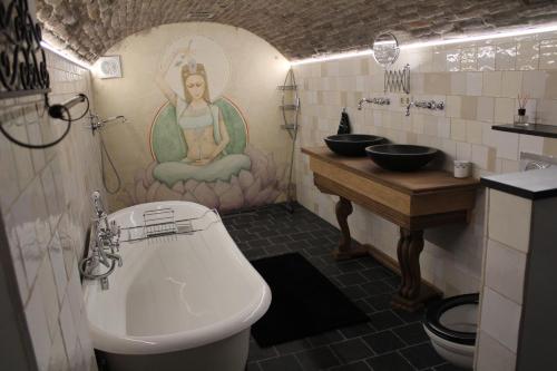 een badkamer met een wit toilet en een wastafel bij B&B Woudzicht Groesbeek in Groesbeek