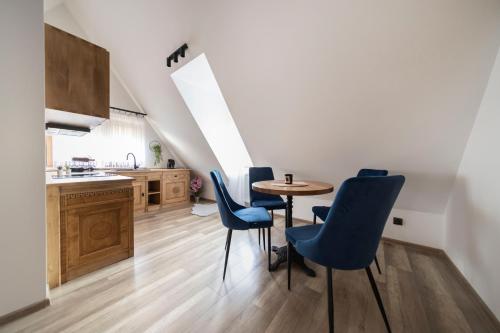 a kitchen and dining room with a table and chairs at Atelier Jana Kasprowicza SAUNA&JACUZZI in Poronin