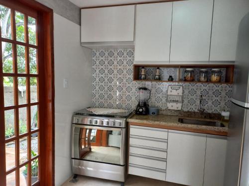 A kitchen or kitchenette at Casa Laranja Lençóis - BA