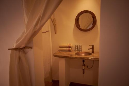 uma casa de banho com um lavatório e um espelho em MONTAIN ECO LODGE MUNDO ALTO em Minca