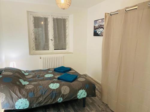 Ένα ή περισσότερα κρεβάτια σε δωμάτιο στο Logement de 40m2 de plein pieds dans une maison avec parking et terrasse